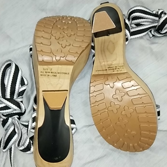 NWT women's heeled strap-up Sandler's tie up calf - Picture 3 of 11